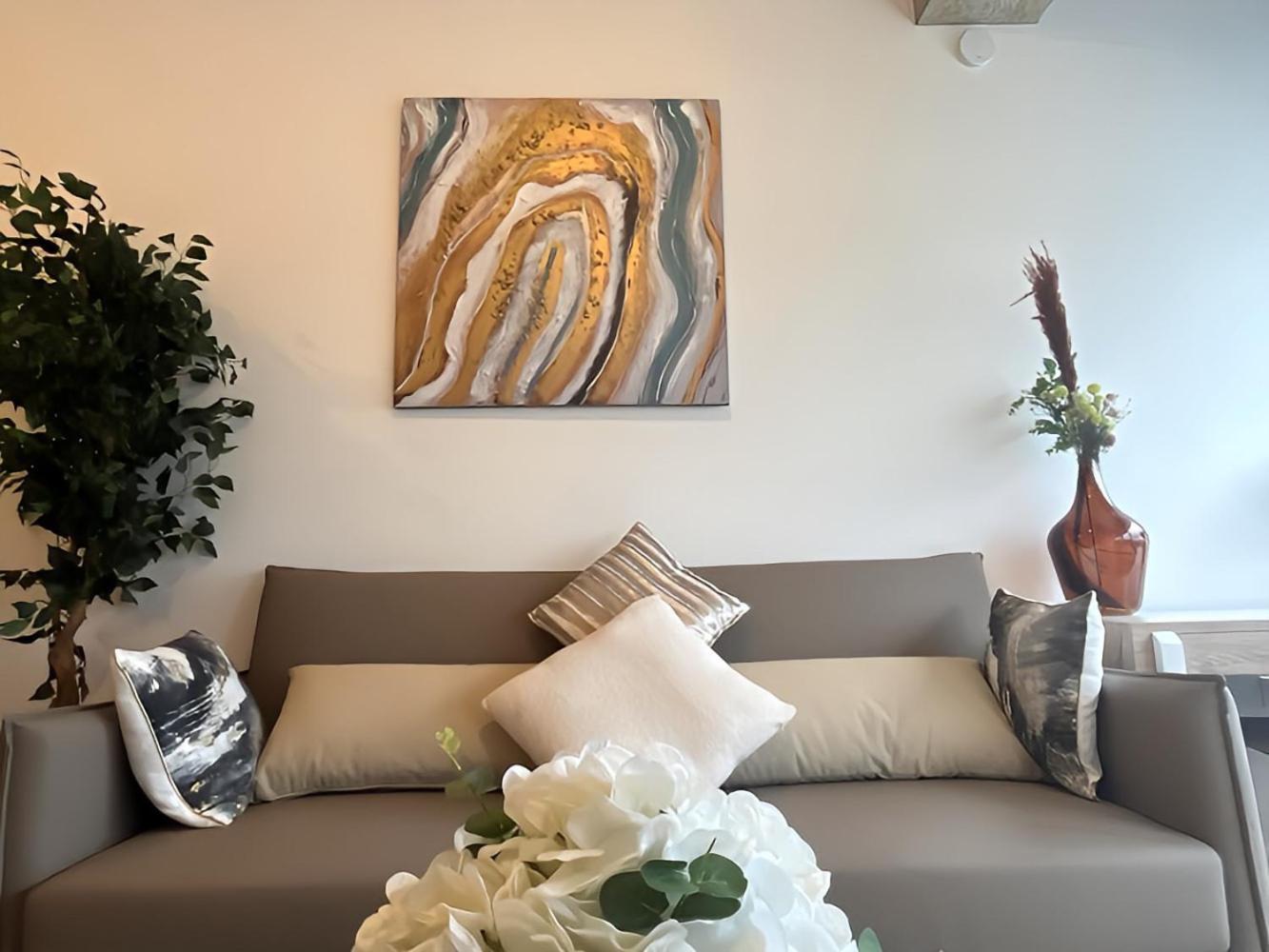 1Br Luxury Flat At Train Station - Long Stays Welcome - Just Ask Милтън Кейнс Екстериор снимка