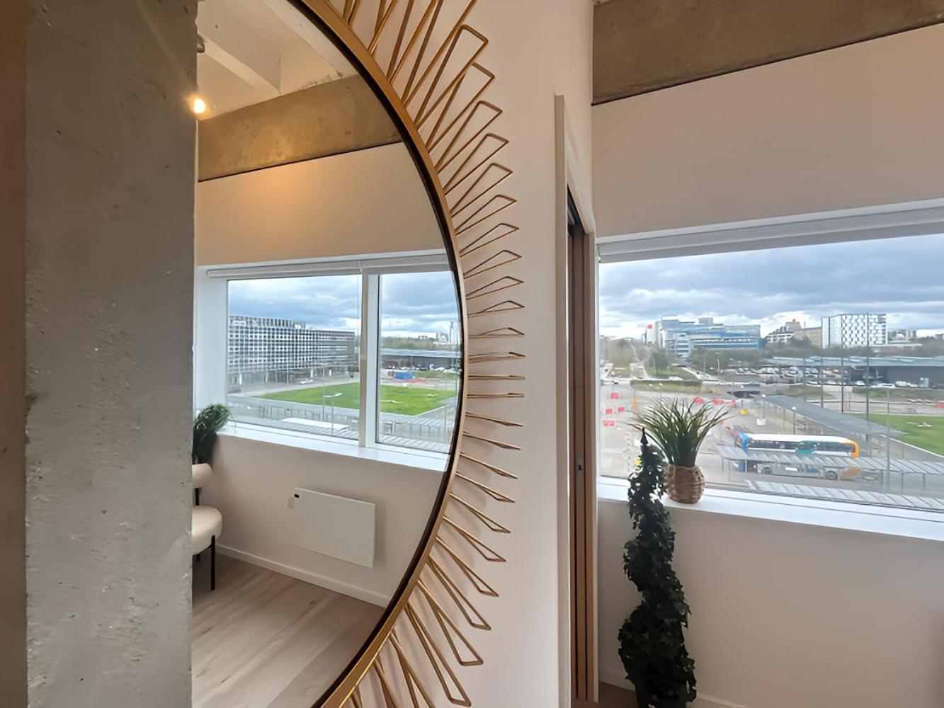 1Br Luxury Flat At Train Station - Long Stays Welcome - Just Ask Милтън Кейнс Екстериор снимка
