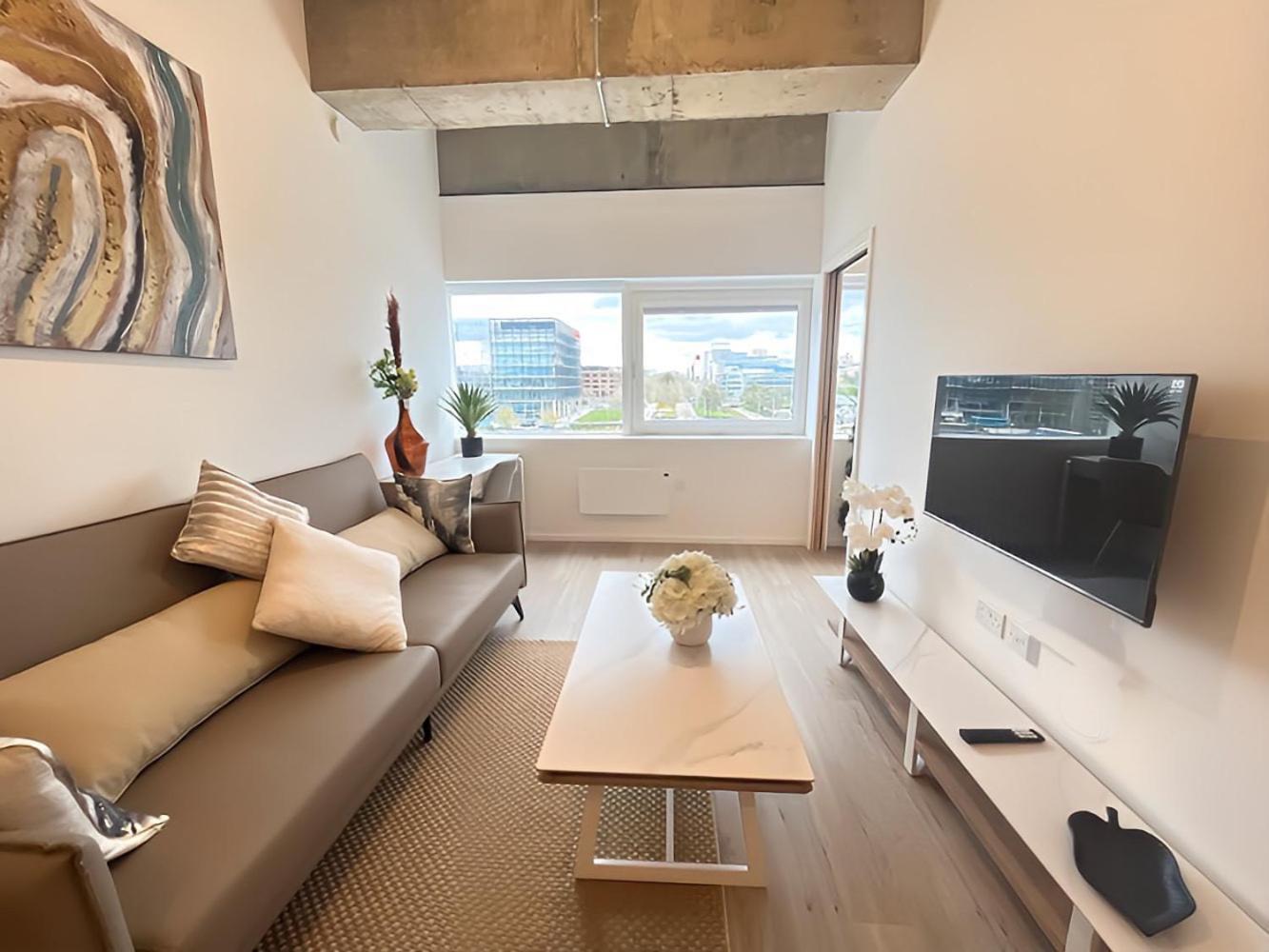 1Br Luxury Flat At Train Station - Long Stays Welcome - Just Ask Милтън Кейнс Екстериор снимка
