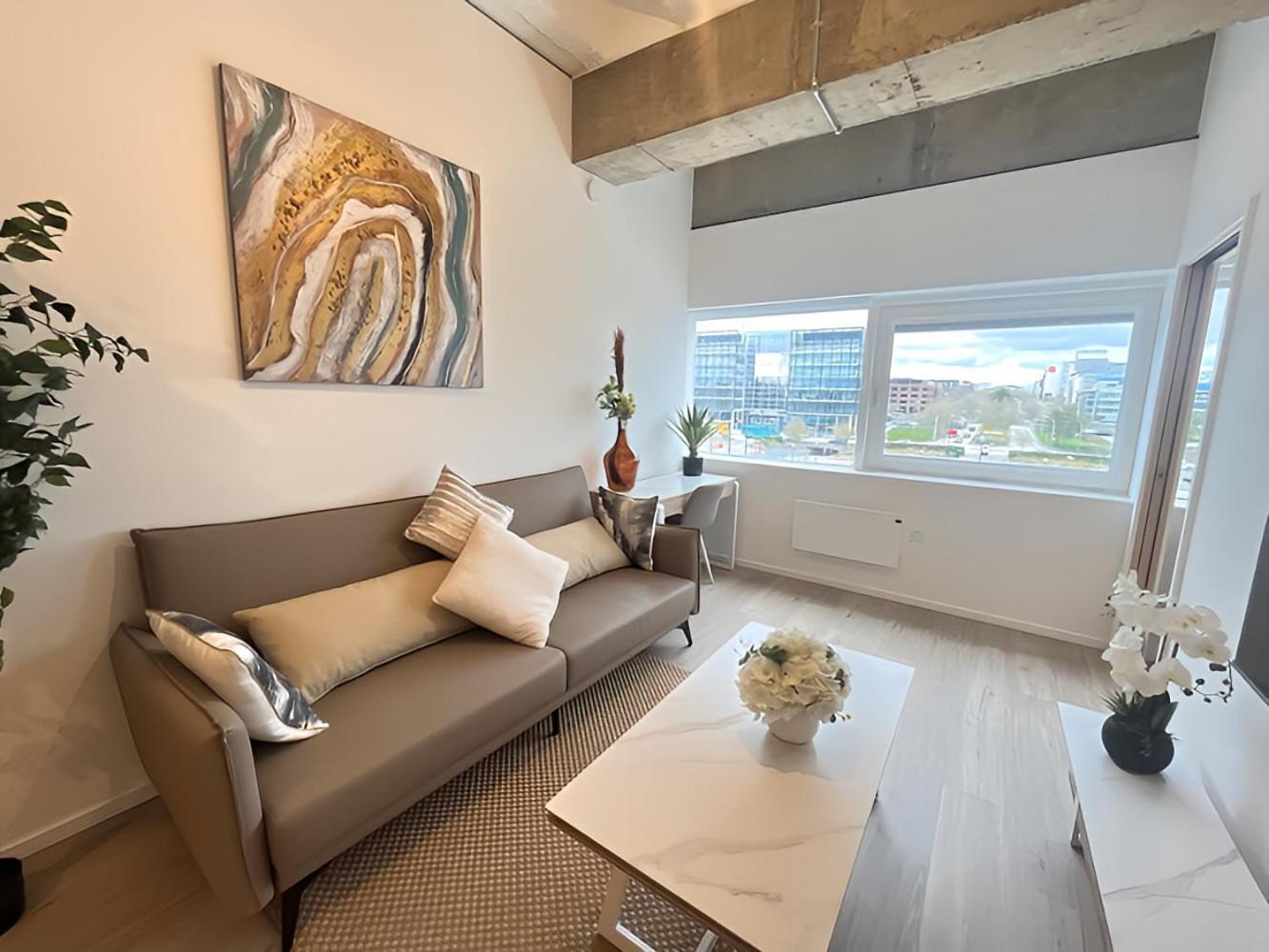 1Br Luxury Flat At Train Station - Long Stays Welcome - Just Ask Милтън Кейнс Екстериор снимка